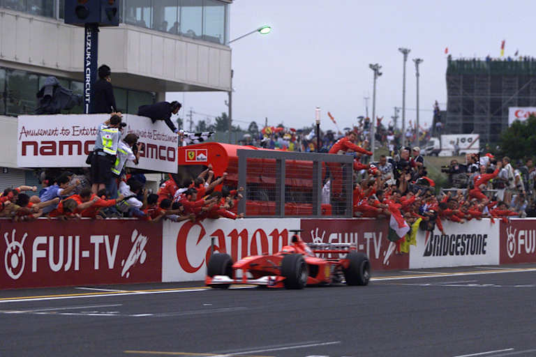 Einer der wichtigsten und schönsten Momente in der Karriere von Michael Schumacher: Der Sieg in Suzuka 2000, mit dem er seinen ersten WM-Titel in Ferrari-Rot holte