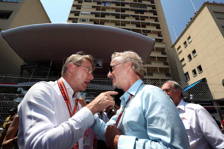 Mika Häkkinen (li) im Gespräch mit Eddie Irvine