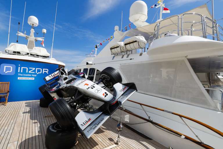 Das Weltmeister-Auto hatte Mika Häkkinen auf der Jacht «AVA» dabei