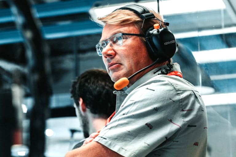 Die Game of Thrones-Stars Nikolaj Coster-Waldau und Kit Harington mit Mika Häkkinen in Monaco