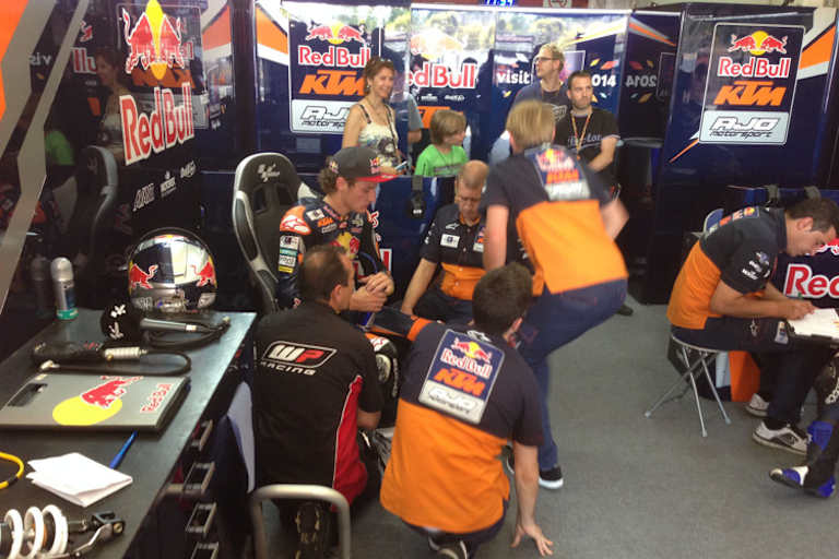 Zufriedene Mienen sehen anders aus: Miller nach dem Rennen in der Box