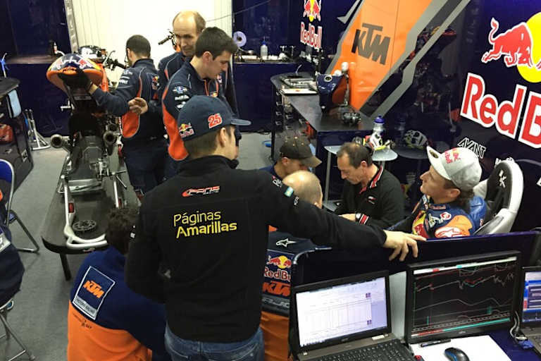 Die Red Bull-KTM-Box nach dem FP2: Vinales (in der Paginas-Amarillas-Jacke) neben Miller