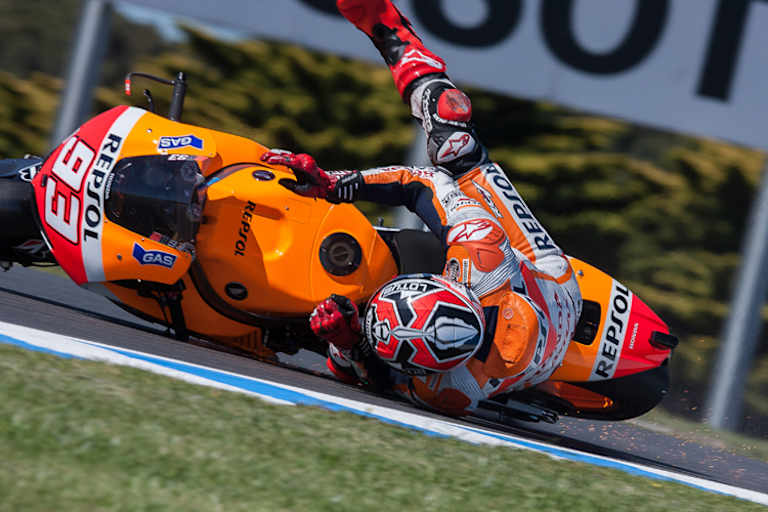 4. freies Training auf Phillip Island: Sturz von Márquez