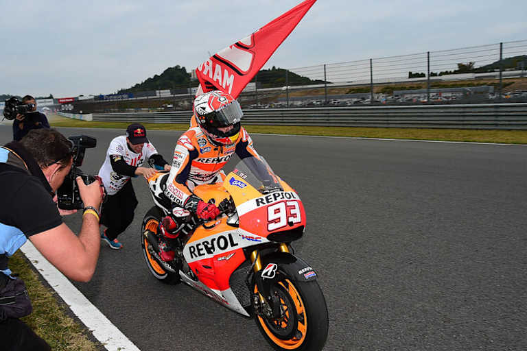 Bruder Alex trägt bereits das WM-Shirt und schiebt den neuen Weltmeister an