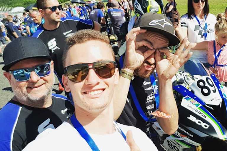 Jan Mohr in der SBK Startaufstellung als Groupie