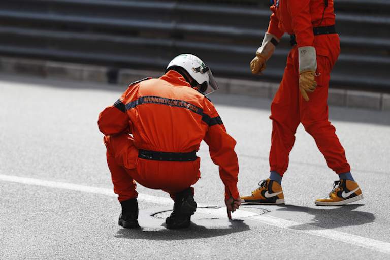 Einer der vielen Gullydeckel in Monaco