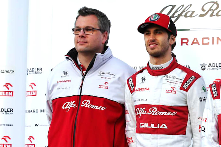 Technikchef Jan Monchaux mit Antonio Giovinazzi