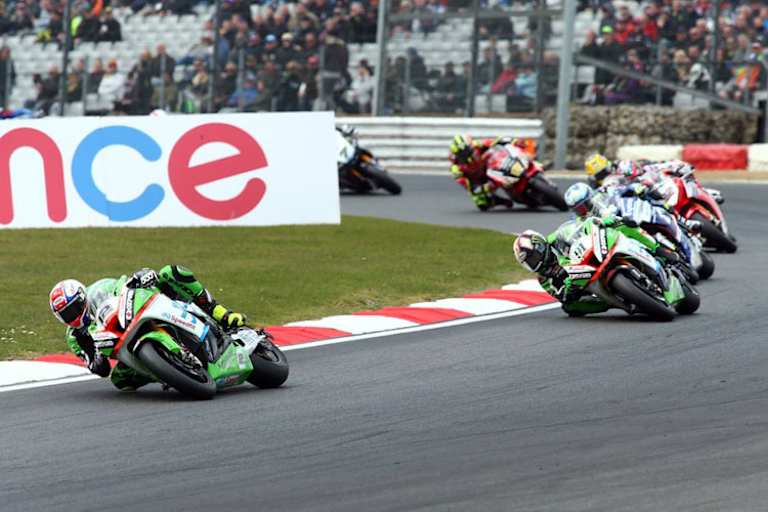 Luke Mossey führt vor Leon Haslam und Christian Iddon