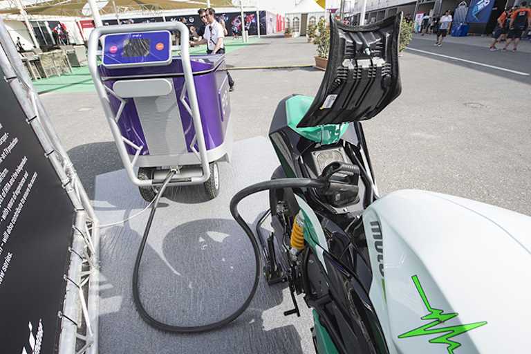 Wird die Batterie der MotoE-Maschine wirklich mit erneuerbarer Energie geladen?