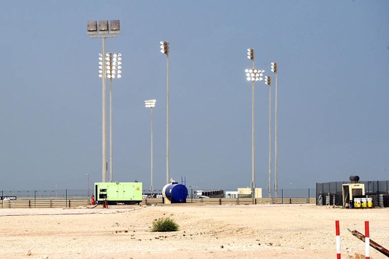 Bei Tageslicht wird der Wald von Flutlichtmasten und Generatoren sichtbar