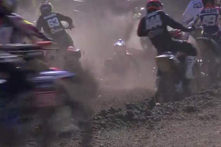 Marvon Musquin hatte nach seinem Sturz in Moto 2 noch Glück, dass er nicht von nachfolgenden Fahrern des Feldes angefahren wurde