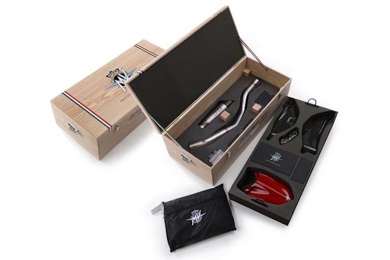 In der noblen Holzbox: Der mitgelieferte Racing-Kit