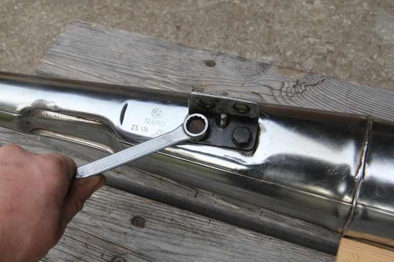 Sie will nicht und hält sich hartnäckig fest, die M8er Schraube der Aupuffhalterung