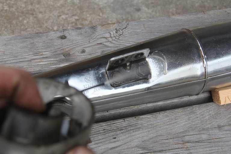 Nicht weiter murksen, schon gar nicht mir verlängertem Schraubenschlüssel. Stattdessen Motorex Intact MX50 drauf