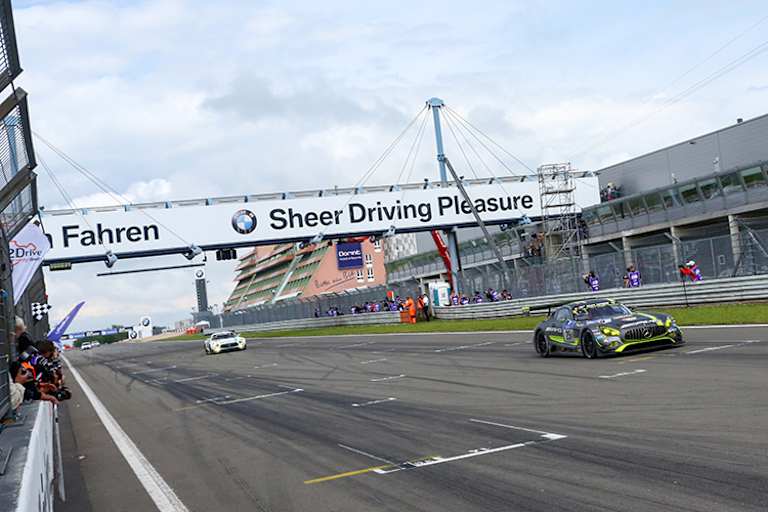 Die beiden führenden Mercedes-AMG GT3 beim Start der letzten Runde