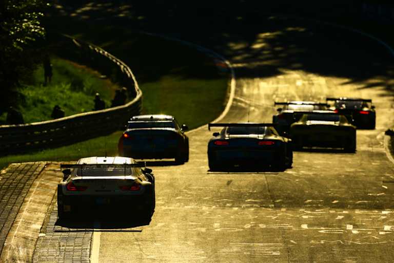 Auch in den Morgenstunden sind noch viele Wagen auf der Strecke unterwegs