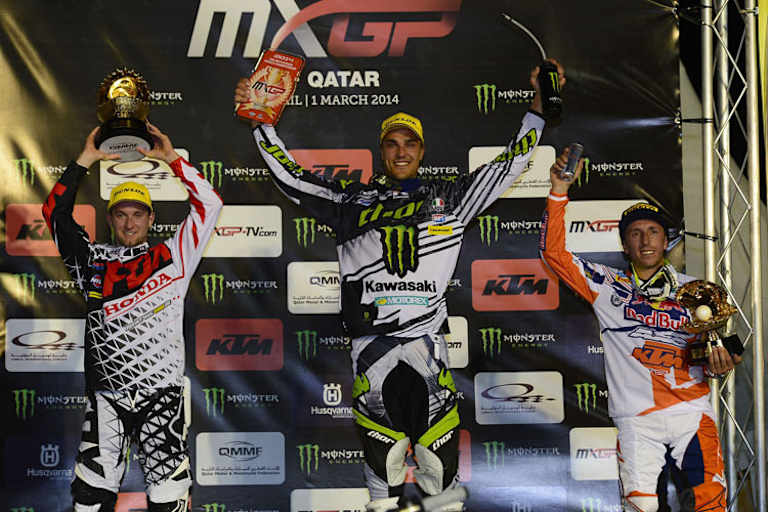 Das MXGP-Podest beim Saisonauftakt: Sieger Gautier Paulin zwischen Max Nagl (li.) und Antonio Cairoli