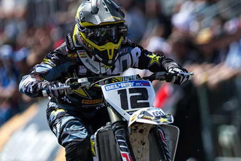 Am Samstag trat Nagl ohne Handprotektoren an und wurde prompt von einem Stein getroffen