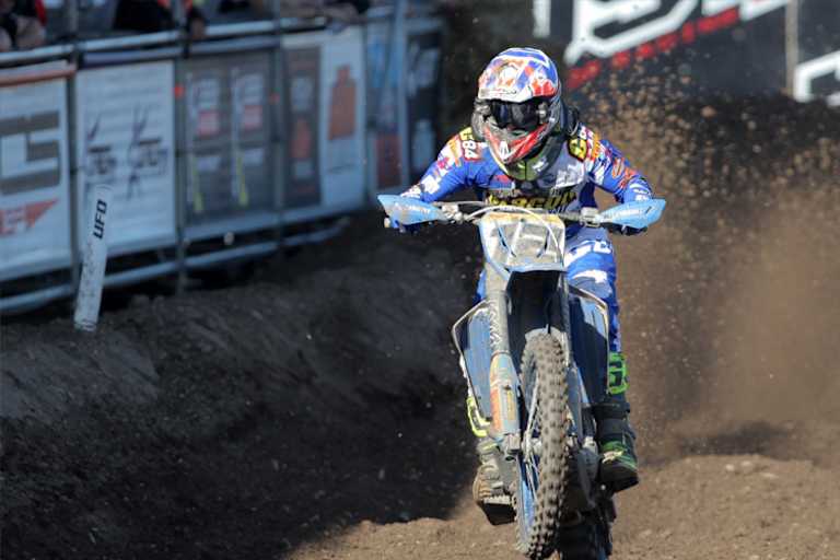 Auf Naturstrecken wie dem Talkessel ist die Boxengasse (hier im Hintergrund gut zu erkennen) auf dem natürlichen Streckenterrain aufgebaut