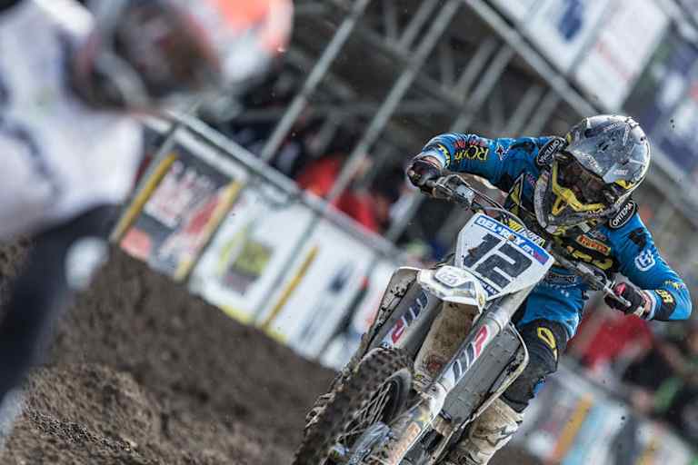 Hier ist deutlich zu erkennen: Nagl startete in Schweden ohne Protektoren, die eventuell auch den Bremshebel geschützt hätten