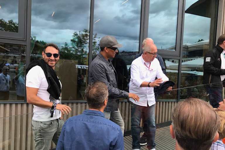 Xavier Naidoo vor der Red Bull Energy Station