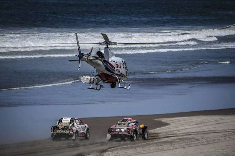 Nasser Al-Attiyah (li.) und Stéphane Peterhansel beim Start am 5. Tag
