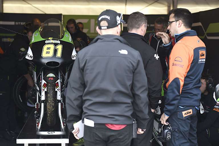 Die ramponierte KTM von Nepa in der Box