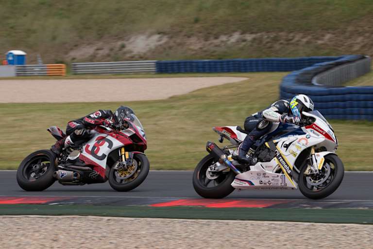 Markus Reiterberger im Kampf mit Max Neukirchner (76)