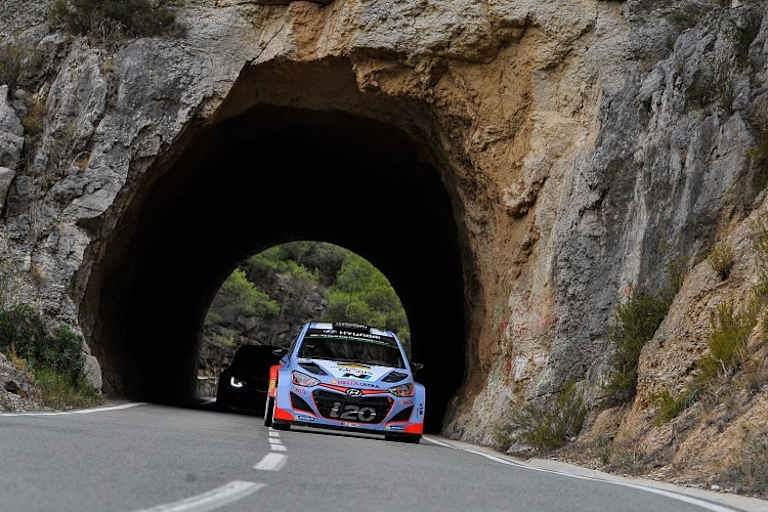 Thierry Neuville mit Antriebsproblemen