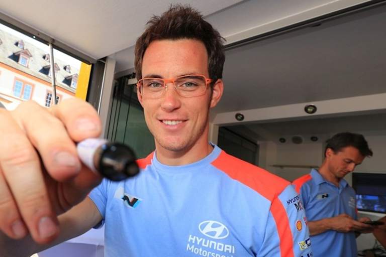 Auch Thierry Neuville gibt Autogramme
