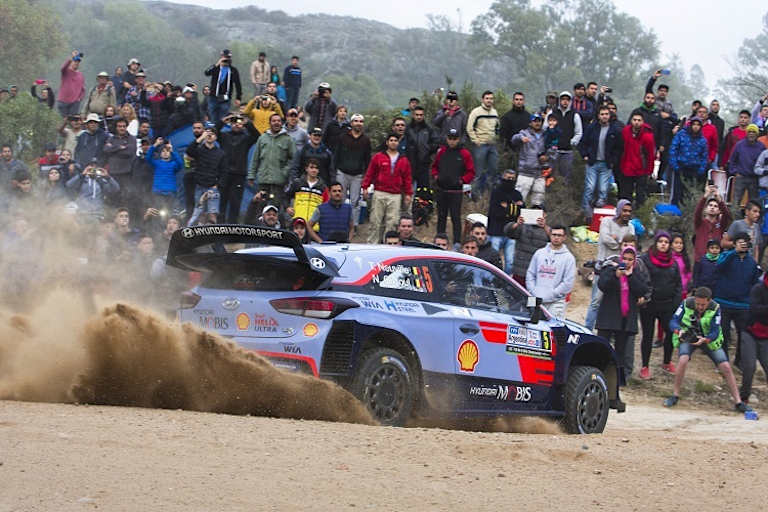 Vorjahressieger Thierry Neuville auf Podiumskurs