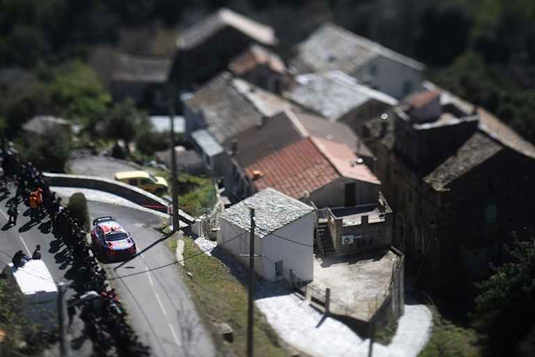 Thierry Neuville hält zur Spitze Anschluss