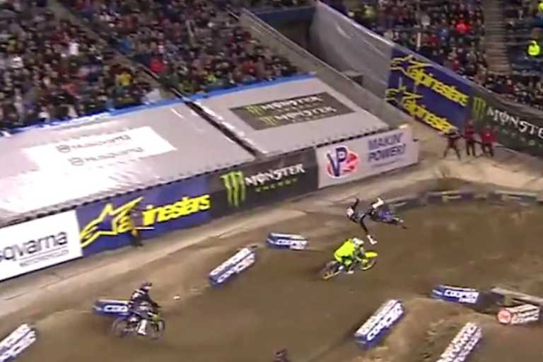 Colt Nicholls geht in Führung liegend zu Boden