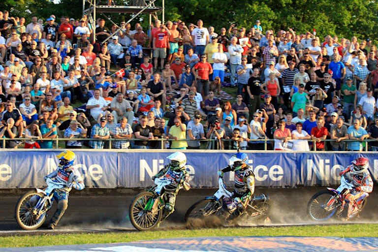 Nicki Pedersen (vorne) ist begeistert von der Güstrower Atmosphäre