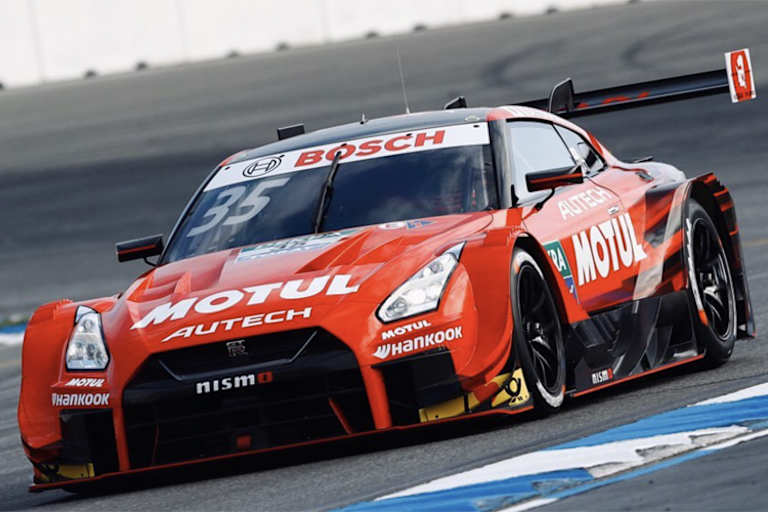 Im Nissan sitzen Tsugio Matsuda und Ronnie Quintarelli.