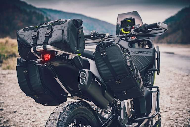 Wo es keine Werkstatt gibt, die einen gebrochenen Kofferhalter schweissen kann: Gepäckstücke aus zähem Textilgewebe