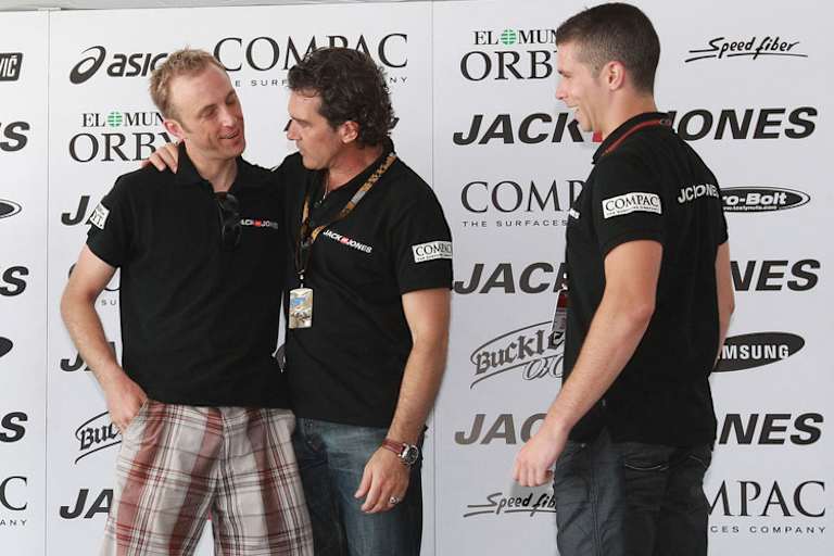 In der Saison 2010: Kenny Noyes mit Schauspieler Antonio Banderas. Rechts: Teamkollege Joan Olivé