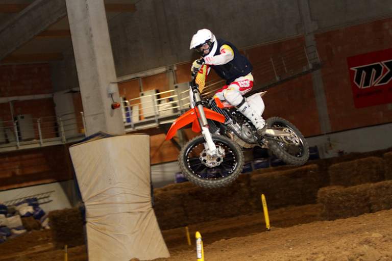 In der Indoor-Crosshalle habe ich mit Marcel Schrötter und Jonas Folger trainiert