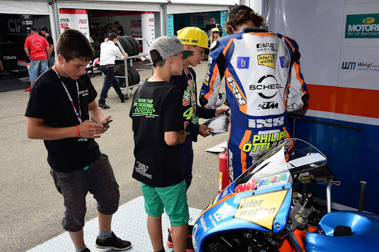 Auch in Brünn schrieb Öttl fleißig Autogramme für seine jungen Fans