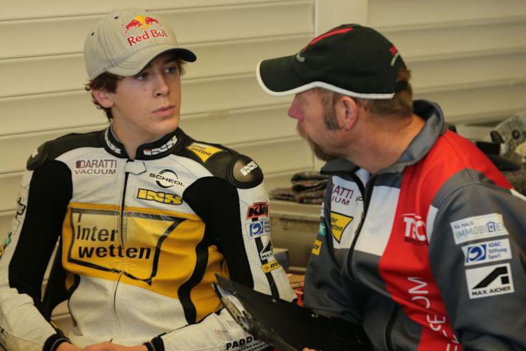 Philipp Öttl und Cheftechniker Stefan Kirsch: Gesprächsthema ist die 2014er Kalex 