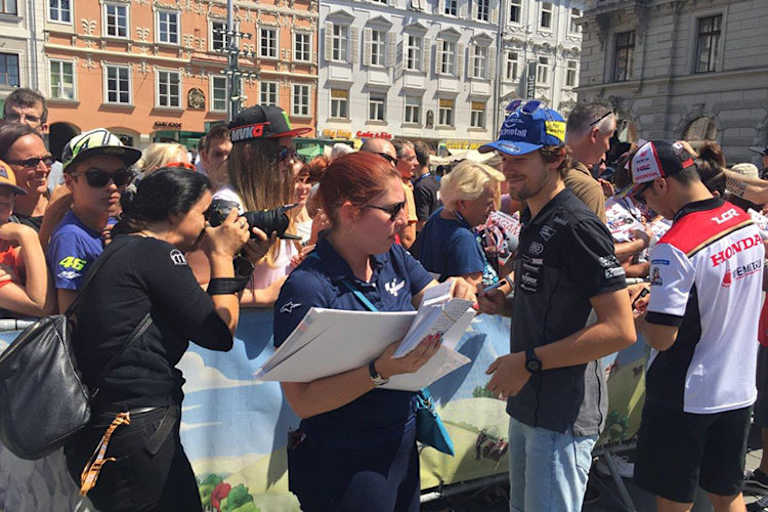 Öttl und Nakagami beim Autogramme-Schreiben in Graz