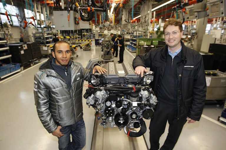 Ola Källenius (links) mit Dieter Zetsche und Toto Wolff