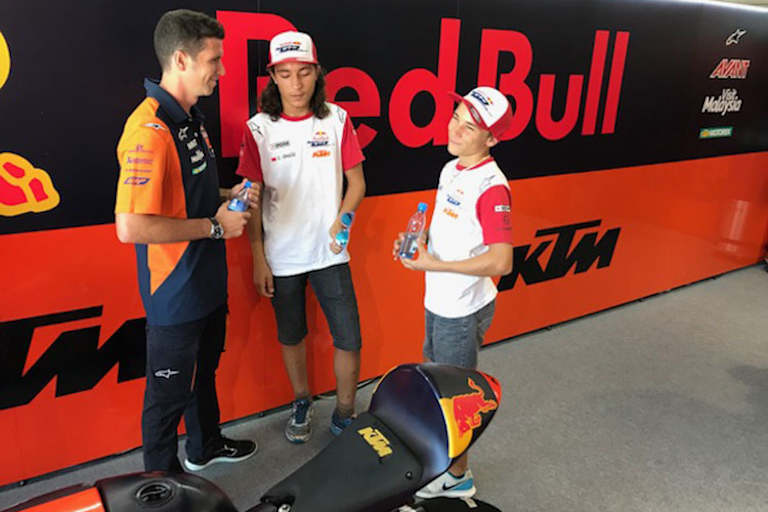 Joan Olilvé mit Can und Deniz Öncü