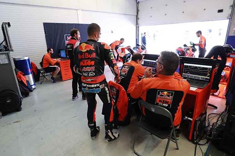 Die Red Bull KTM-Ajo-Box von Miguel Oliveira bei den Tests im November 