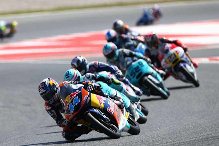 In diesem Jahr nicht alltäglich: KTM-Pilot Miguel Oliveira an der Spitze des Moto3-Felds