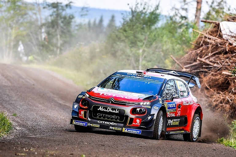 Mads Östberg lag für eine Prüfung in Führung