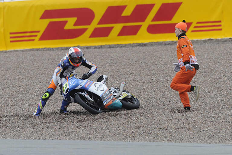 Die deutschen Streckenposten eilten dem Lokalmatador schnell zur Hilfe