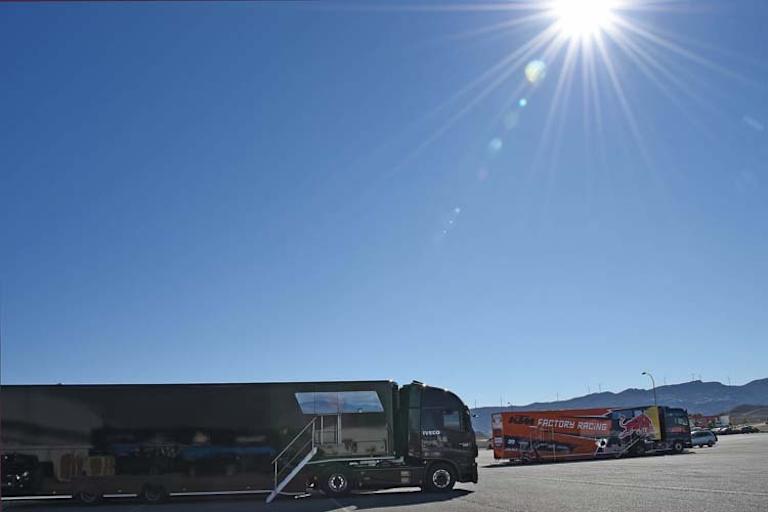 Das Fahrerlager im kühlen Almeria