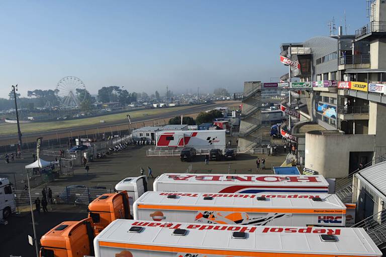 Das Fahrerlager von Le Mans 8.30 Uhr am Sonntagmorgen: prächtiges Rennwetter bahnt sich an