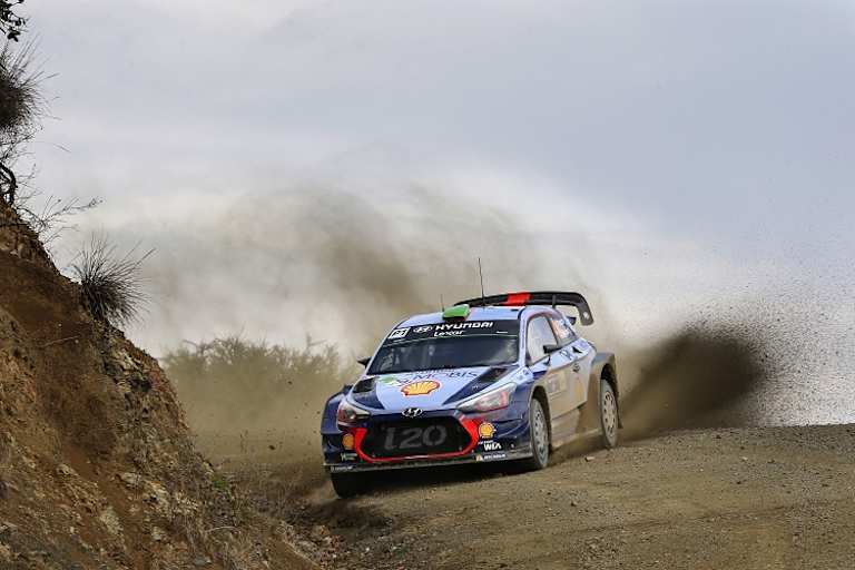 Hayden Paddon driftet bei der Rallye Mexiko